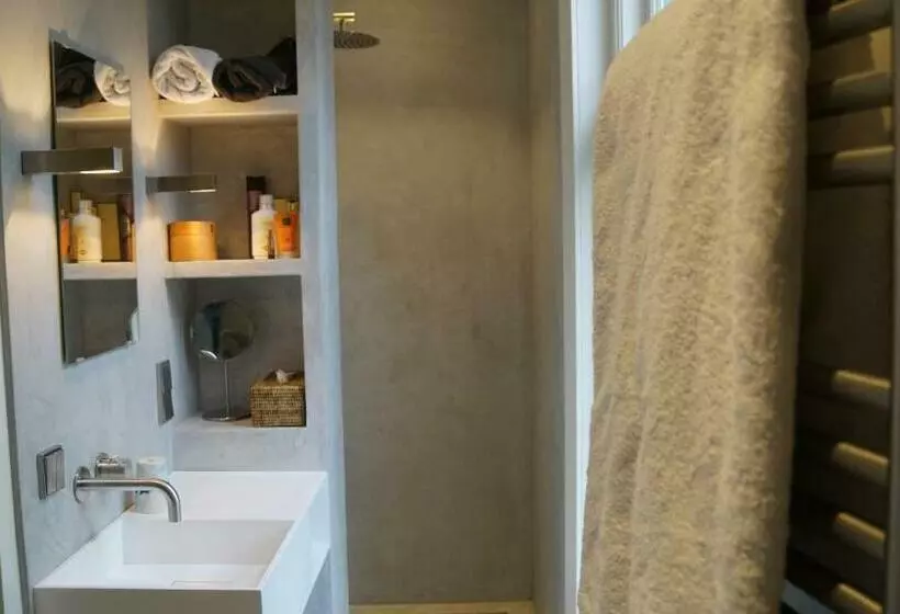 تختخواب و صبحانه Room One Twenty One