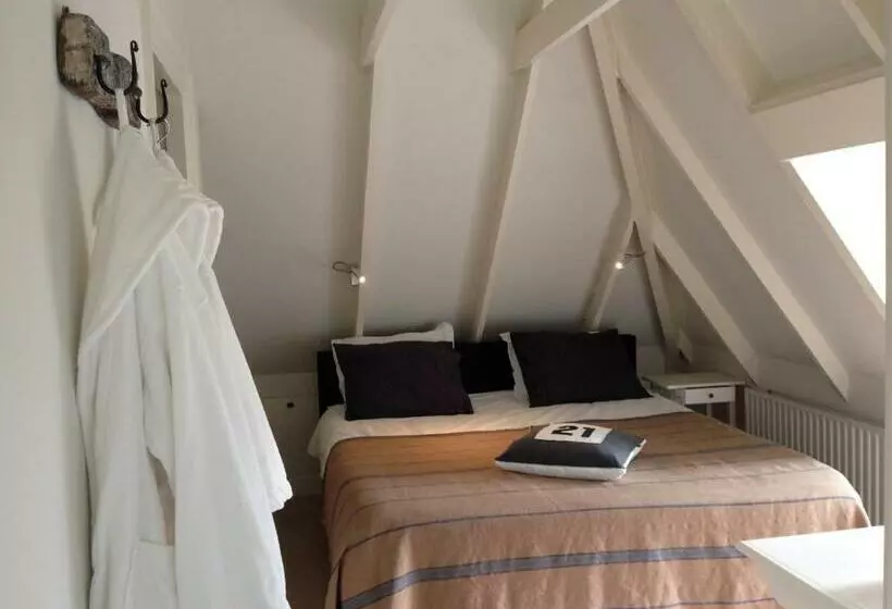 تختخواب و صبحانه Room One Twenty One