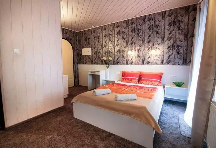 ペンション Emi Vendégház