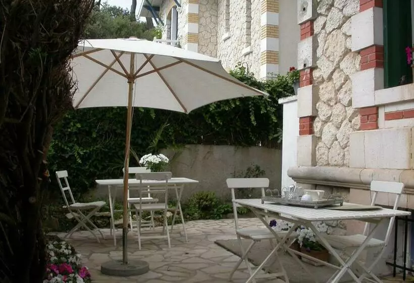 تختخواب و صبحانه Villa Frivole