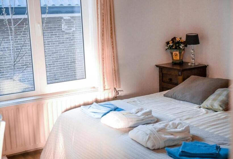 هتل / Pension Villa Tanahlot