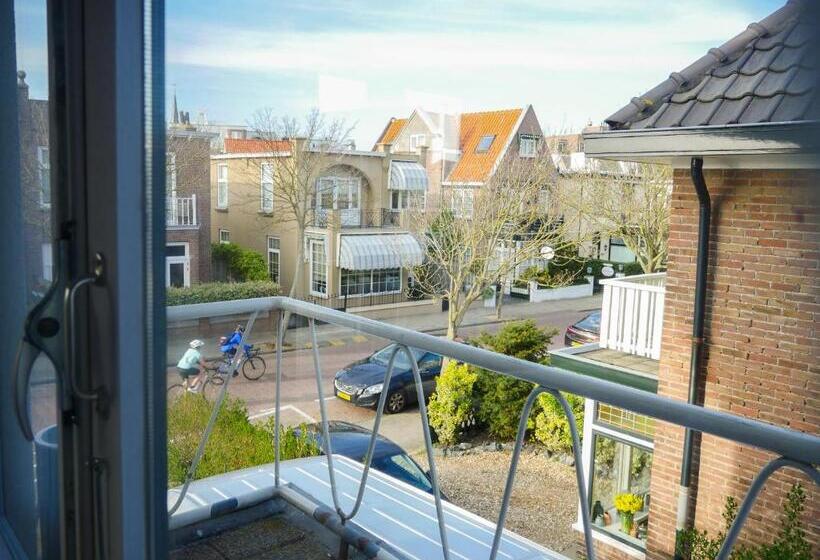 هتل / Pension Villa Tanahlot