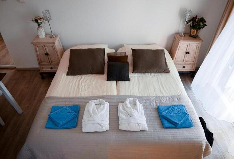 هتل / Pension Villa Tanahlot