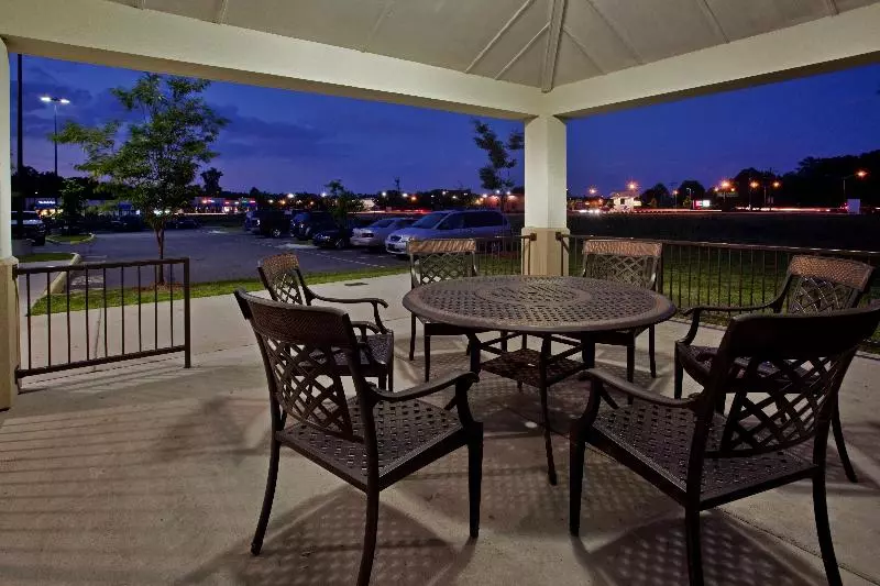 בית מלון כפרי Candlewood Suites Chesapeake Suffolk, An Ihg