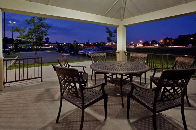 בית מלון כפרי Candlewood Suites Chesapeake Suffolk, An Ihg