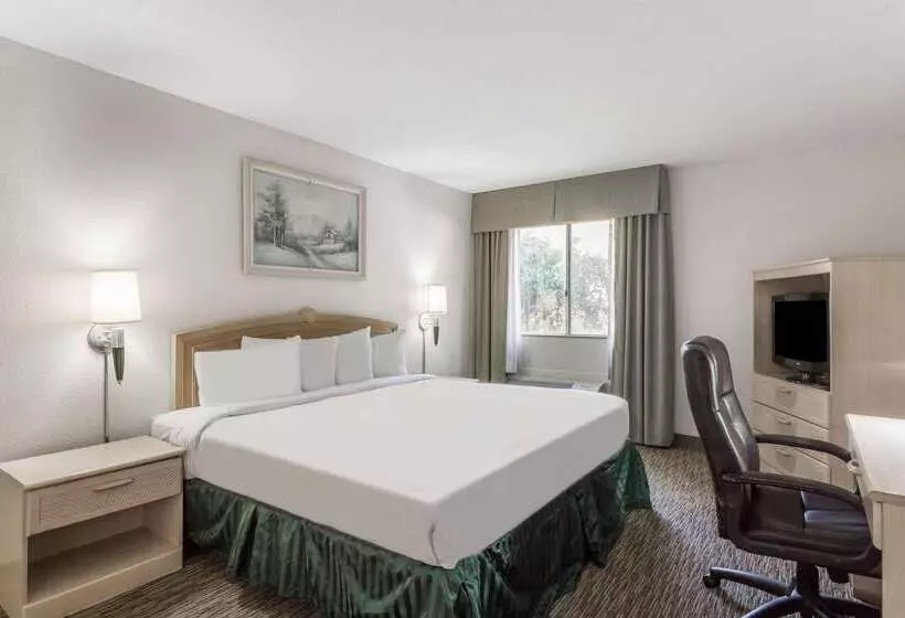 Days Hotel By Wyndham Peoria Glendale Area