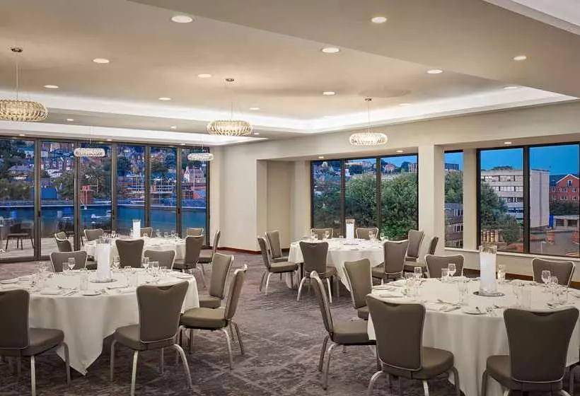 ホテル Doubletree By Hilton Lincoln