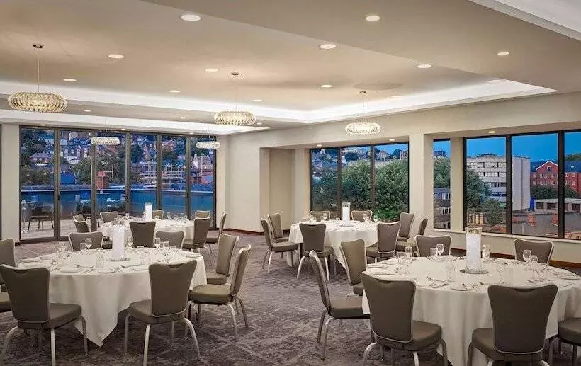 ホテル Doubletree By Hilton Lincoln