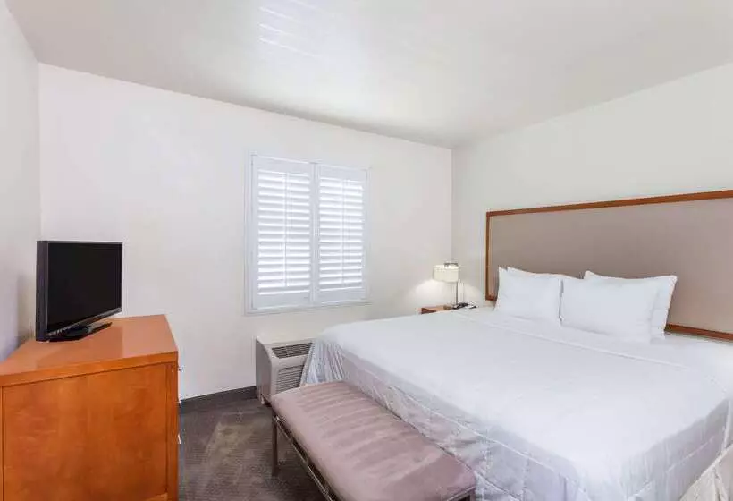 Отель Hawthorn Suites By Wyndham Victorville