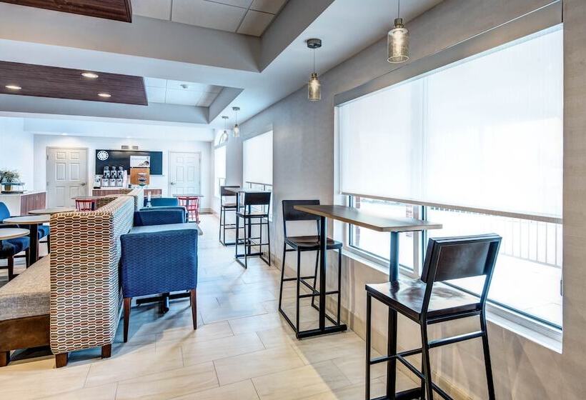 هتل Holiday Inn Express Woodbridge, An Ihg