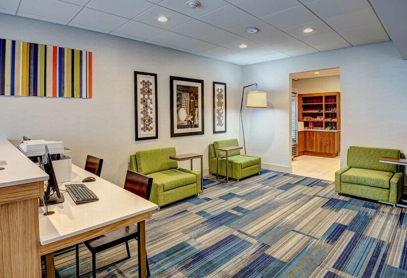 هتل Holiday Inn Express Woodbridge, An Ihg