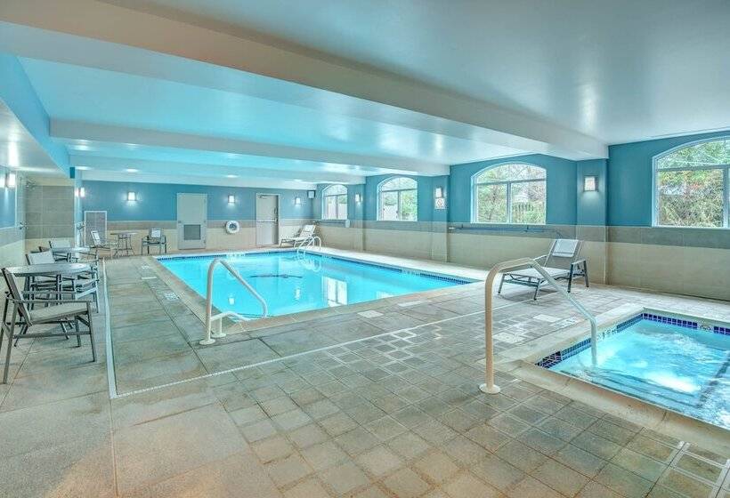 هتل Holiday Inn Express Woodbridge, An Ihg