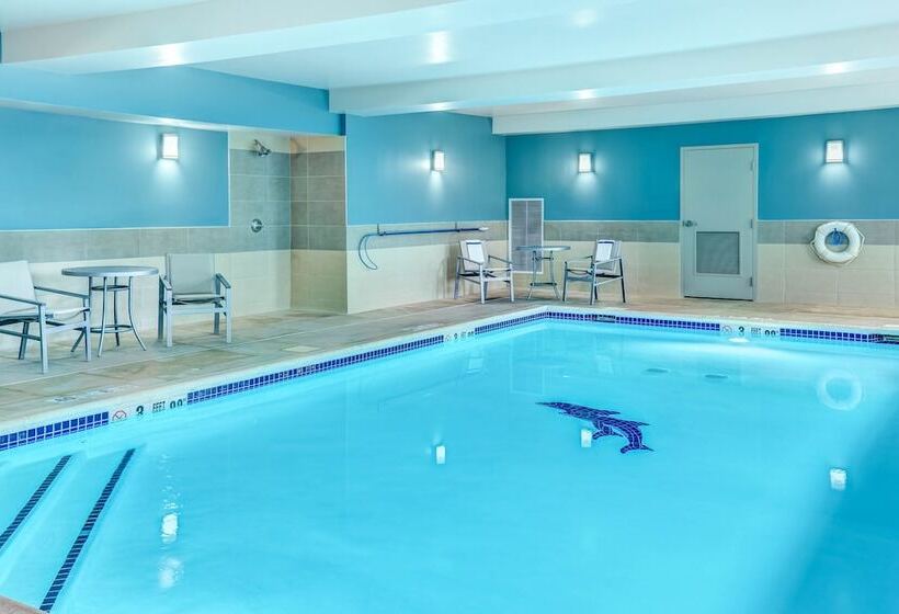 هتل Holiday Inn Express Woodbridge, An Ihg