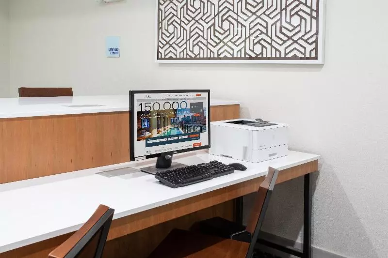 Отель Holiday Inn Express Yreka Shasta Area, An Ihg