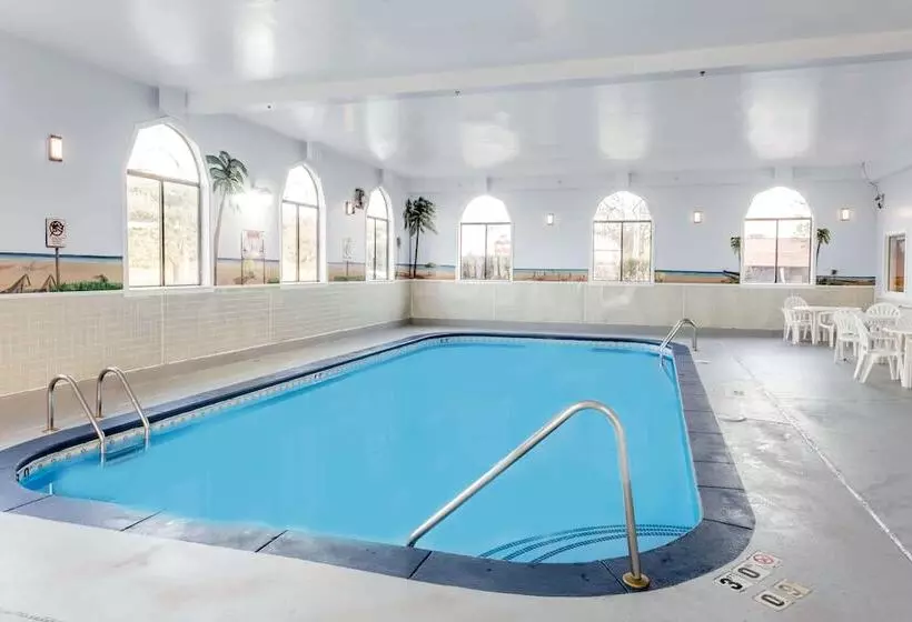 Отель Howard Johnson By Wyndham Manteno