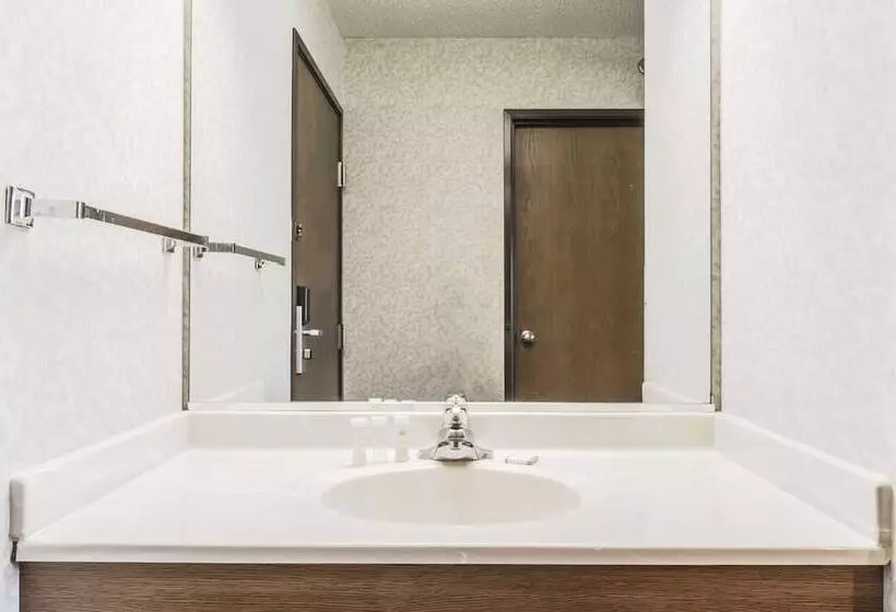 Отель Howard Johnson By Wyndham Manteno