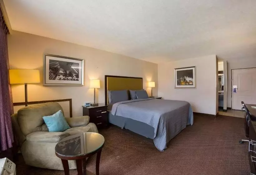 Отель Knights Inn Oakley