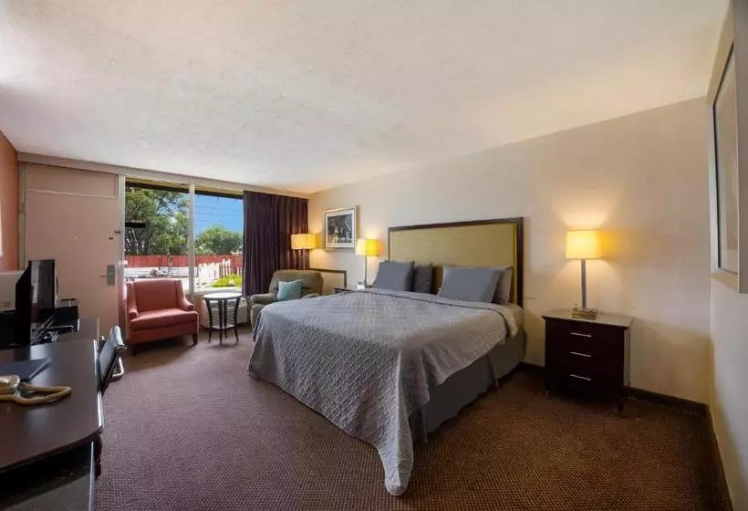 Отель Knights Inn Oakley