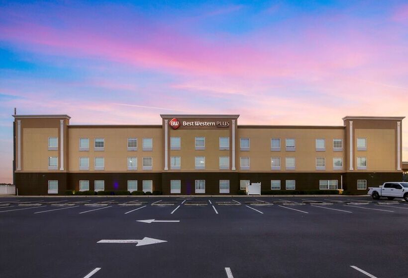 فندق Best Western Plus Brunswick Inn & Suites