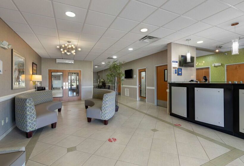 فندق Best Western Plus Brunswick Inn & Suites