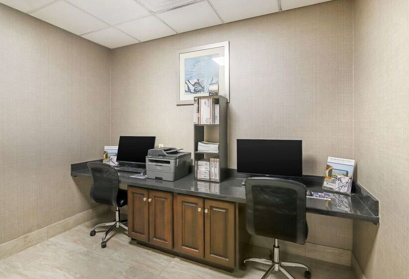 فندق Best Western Plus Brunswick Inn & Suites