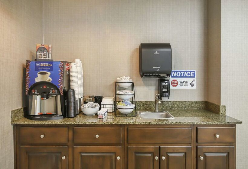 فندق Best Western Plus Brunswick Inn & Suites