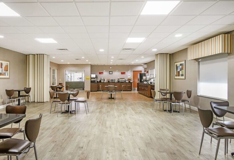 فندق Best Western Plus Brunswick Inn & Suites