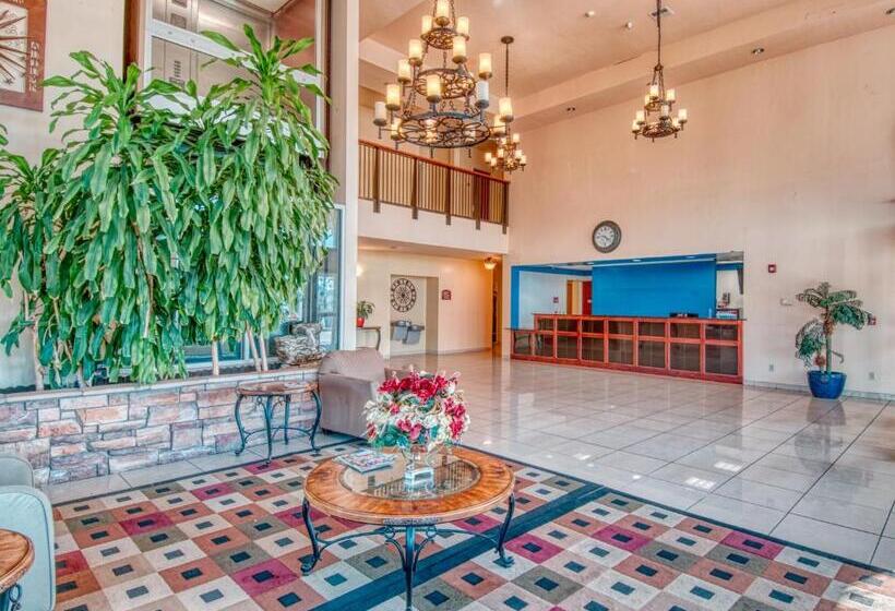 בית מלון כפרי Express Inn & Suites