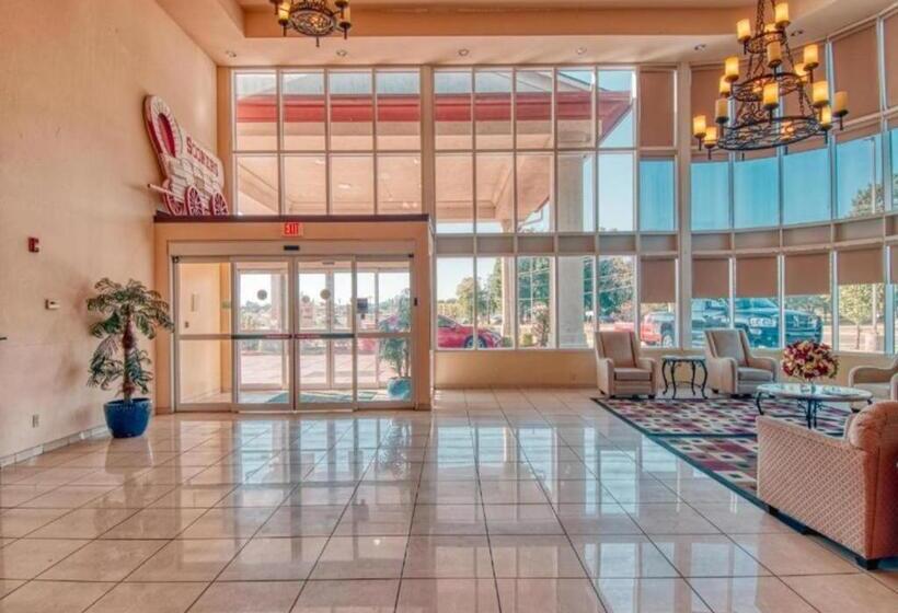 בית מלון כפרי Express Inn & Suites