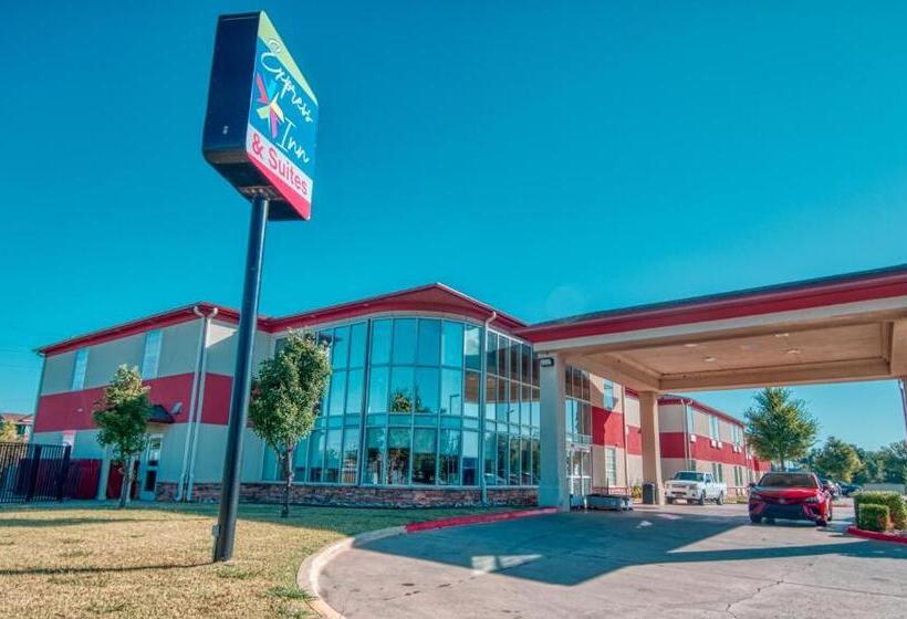 בית מלון כפרי Express Inn & Suites