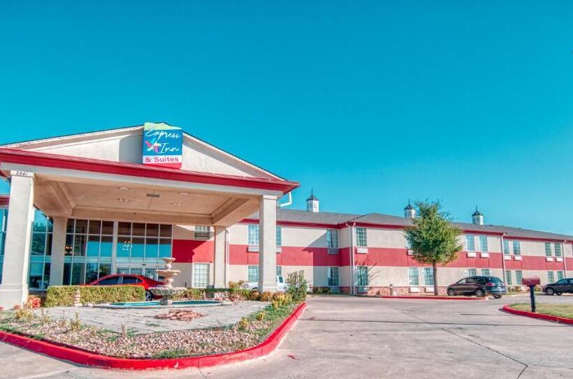 בית מלון כפרי Express Inn & Suites