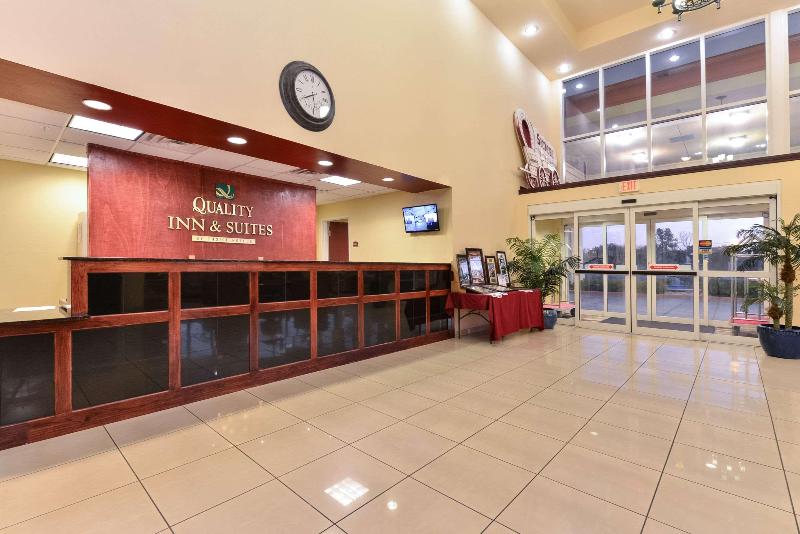 בית מלון כפרי Express Inn & Suites