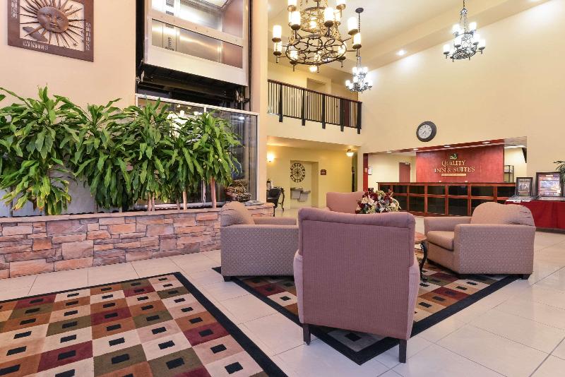 בית מלון כפרי Express Inn & Suites