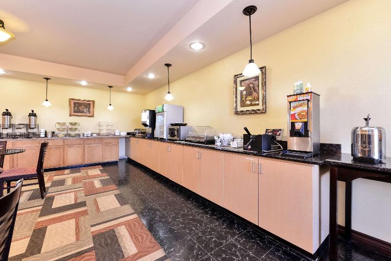 בית מלון כפרי Express Inn & Suites