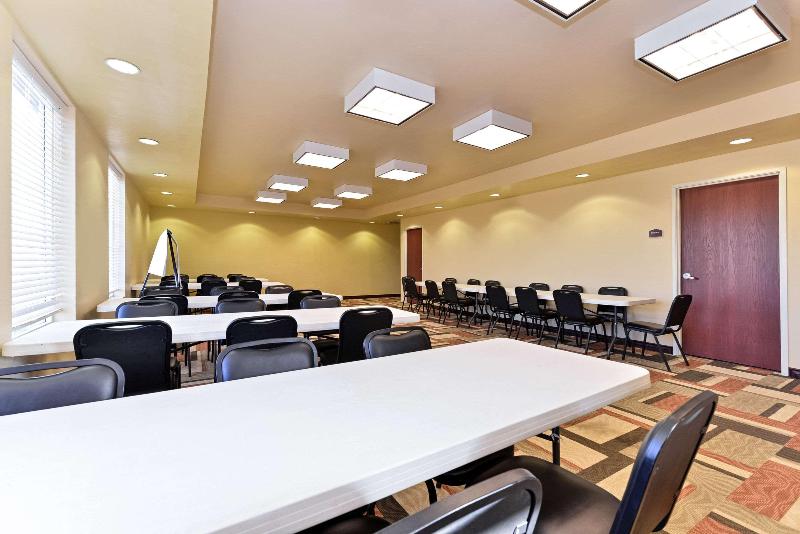 בית מלון כפרי Express Inn & Suites