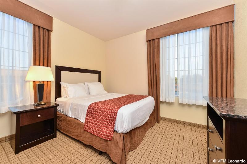 בית מלון כפרי Express Inn & Suites