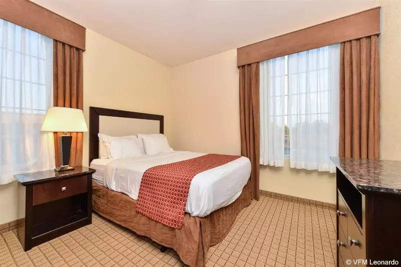 Отель Express Inn & Suites