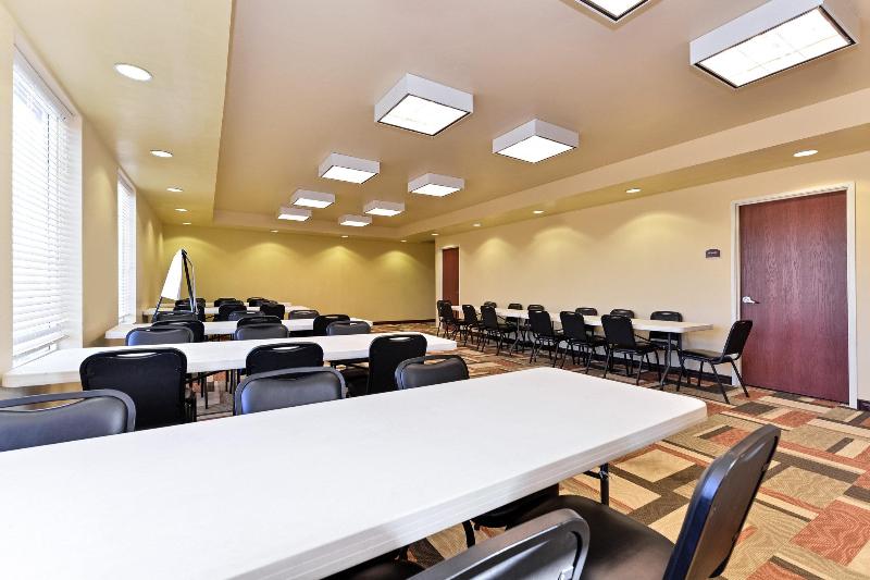 בית מלון כפרי Express Inn & Suites