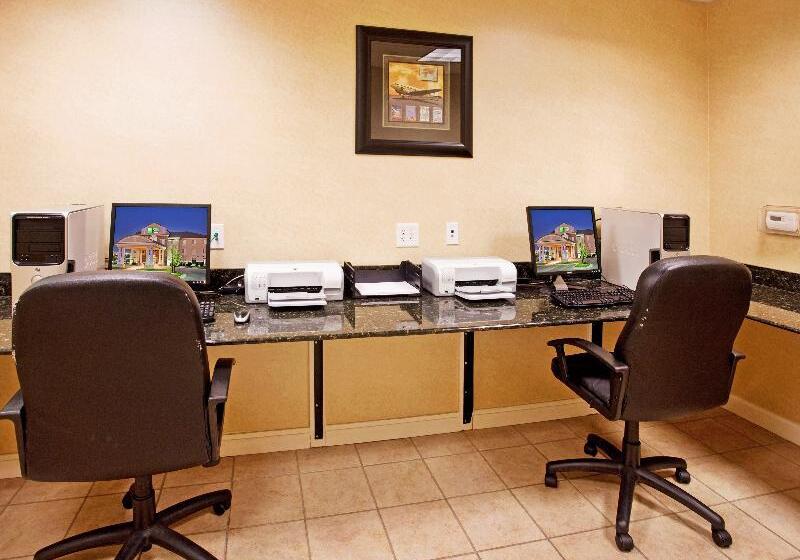 Holiday Inn Express Hotel & Suites Wichita Airport, An Ihg