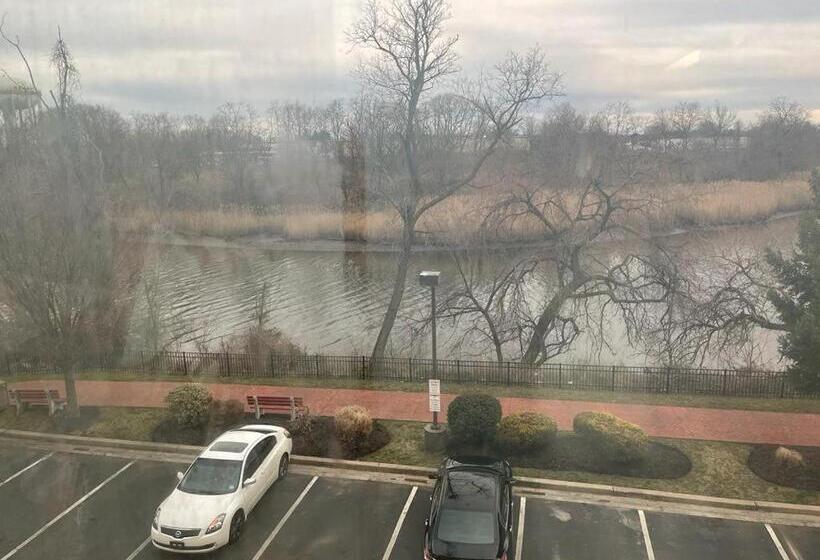 هتل Spark By Hilton Rahway