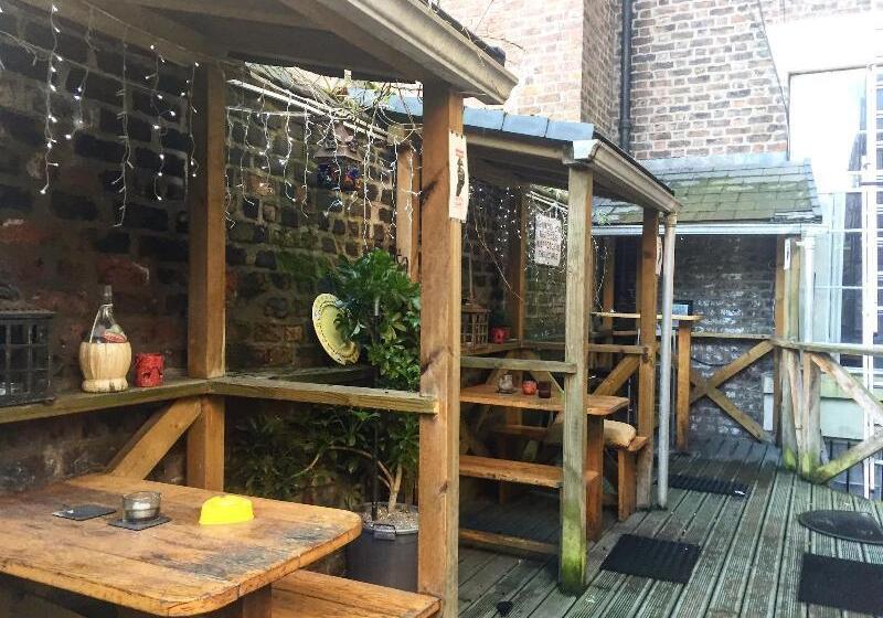 فندق صغير Embassie Backpackers