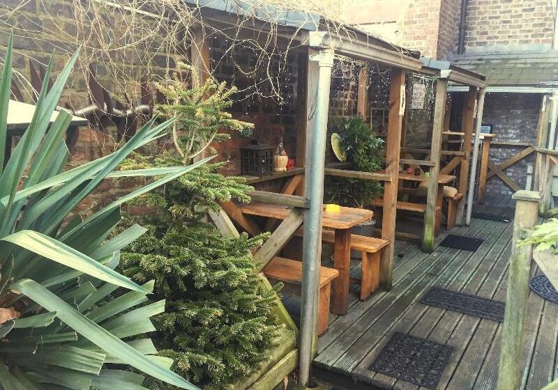 فندق صغير Embassie Backpackers