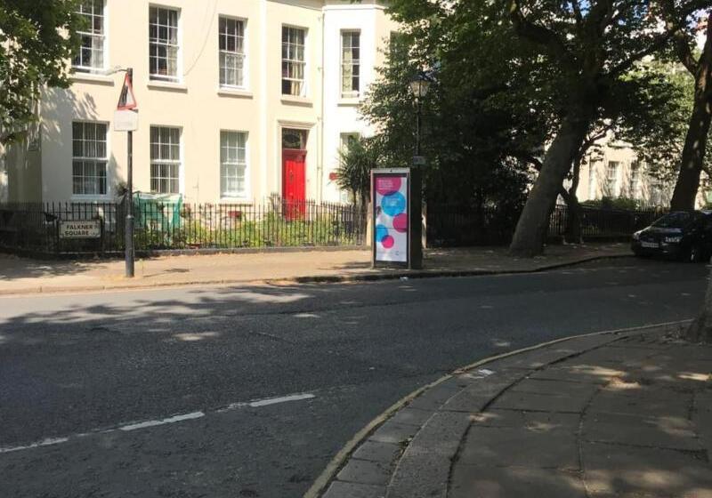 فندق صغير Embassie Backpackers