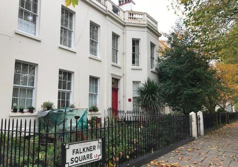 فندق صغير Embassie Backpackers