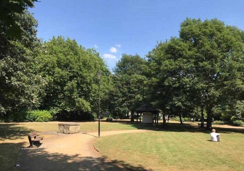 فندق صغير Embassie Backpackers