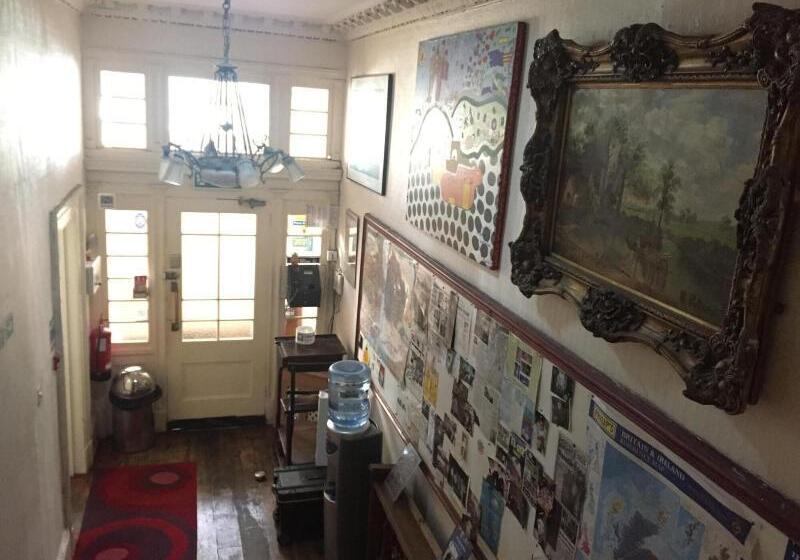 فندق صغير Embassie Backpackers