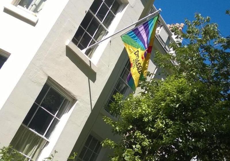 فندق صغير Embassie Backpackers