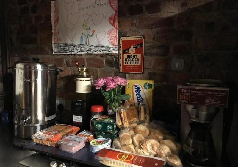 فندق صغير Embassie Backpackers