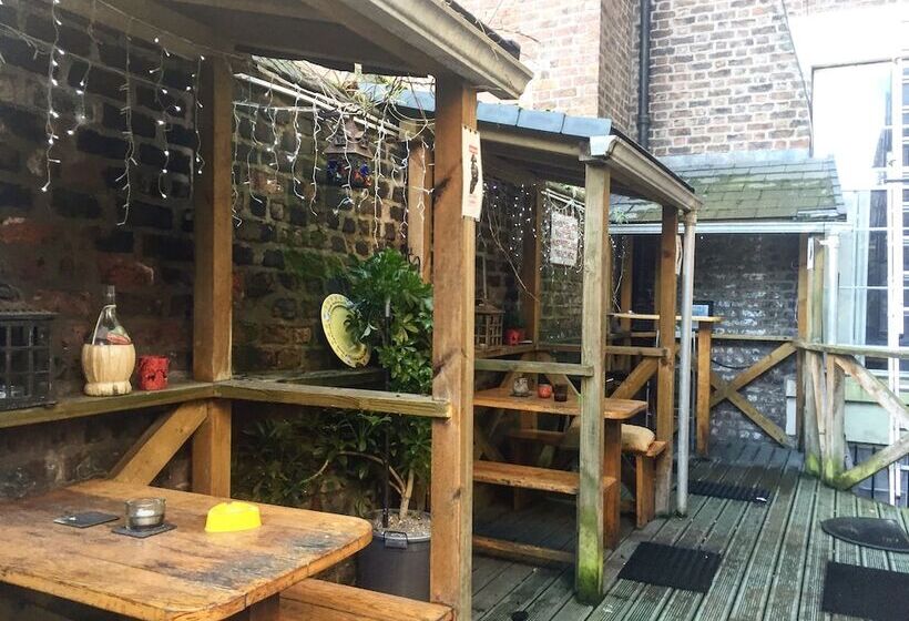 فندق صغير Embassie Backpackers