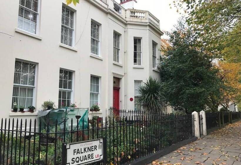 فندق صغير Embassie Backpackers